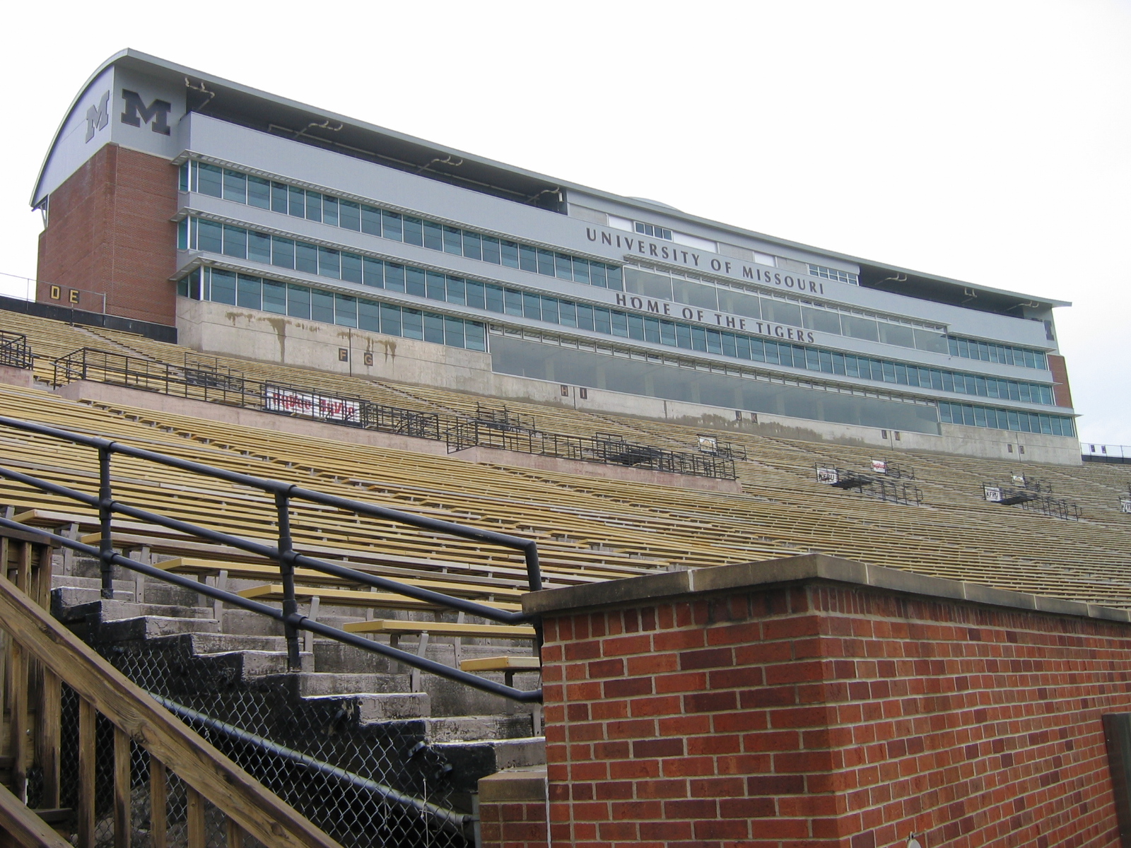 Imagem de referência de Faurot Field, descrito nos dados abertos como estádio em Columbia, Estados Unidos