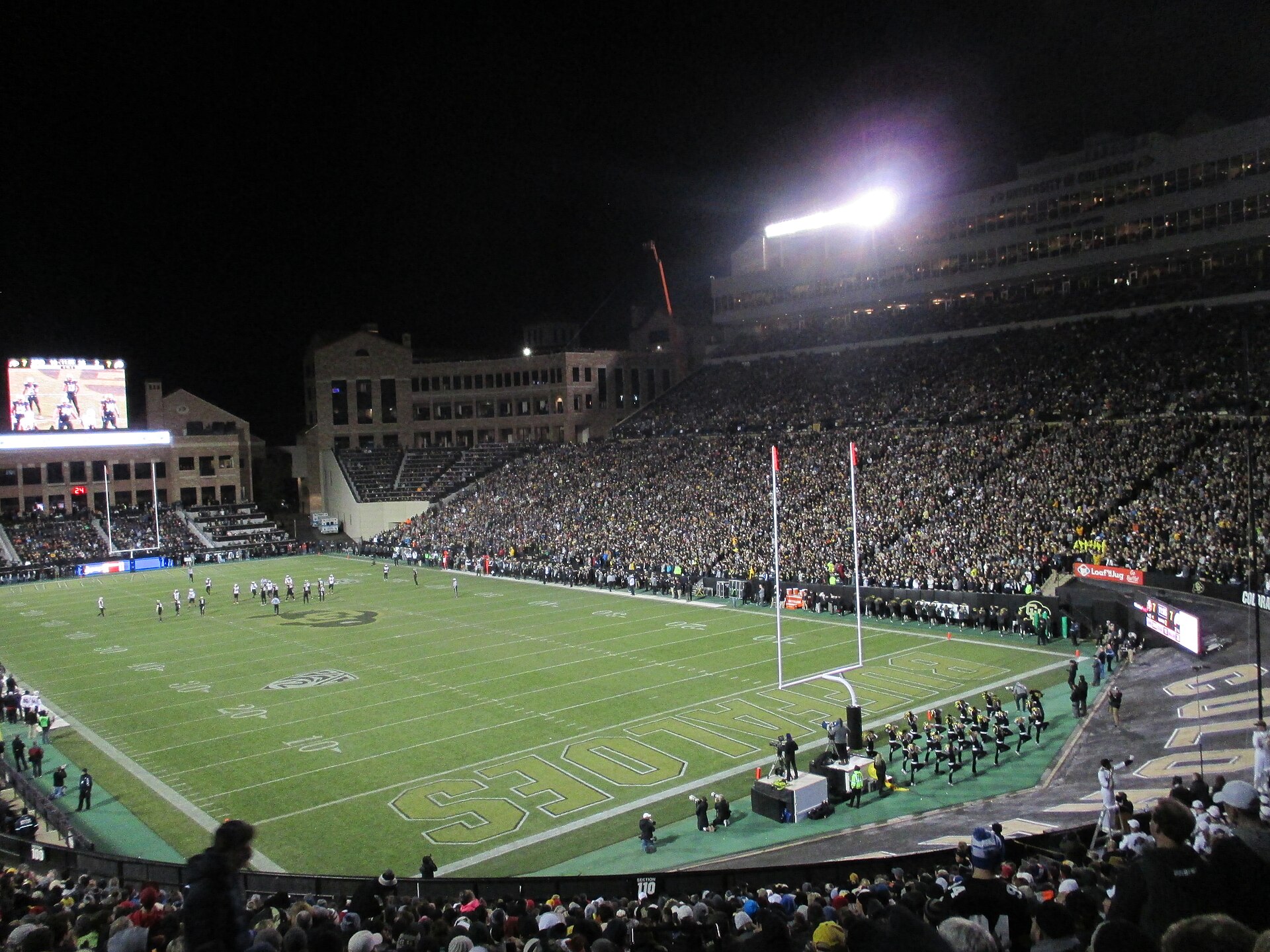Imagem de referência de Folsom Field, descrito nos dados abertos como estádio em Colorado, Estados Unidos