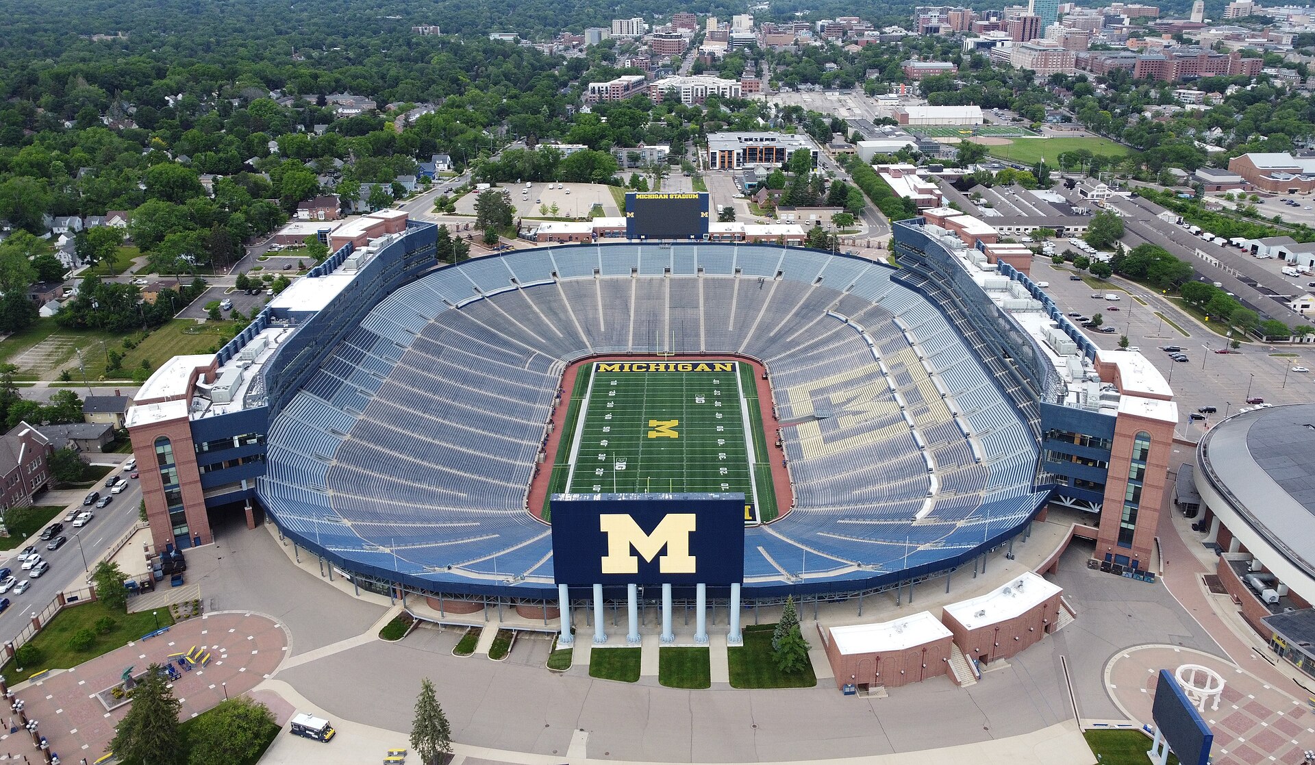 Imagem de referência de Michigan Stadium, descrito nos dados abertos como estádio em Ann Arbor, Estados Unidos