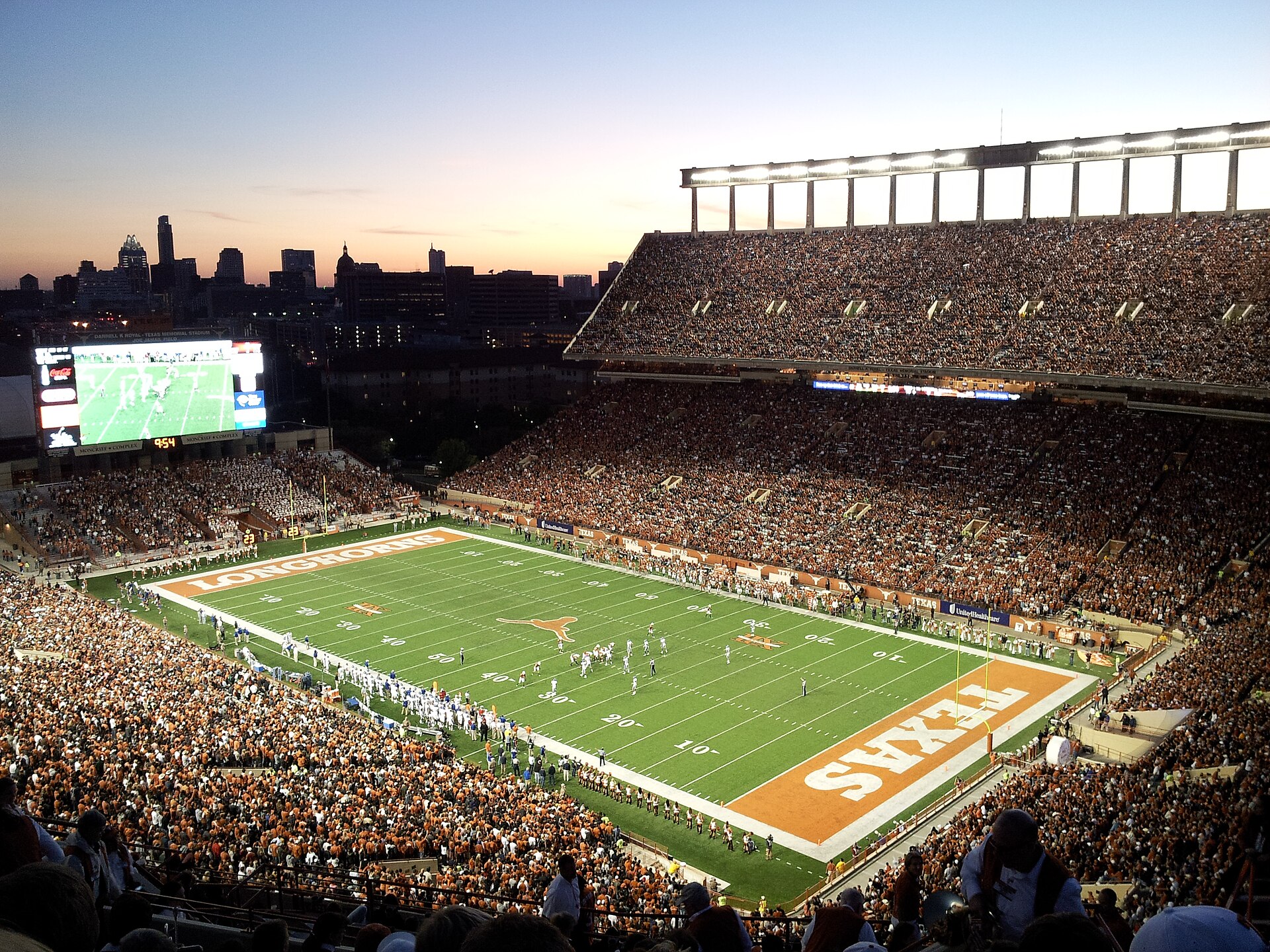 Imagem de referência de Darrell K Royal-Texas Memorial Stadium, descrito nos dados abertos como estádio em Austin, Estados Unidos