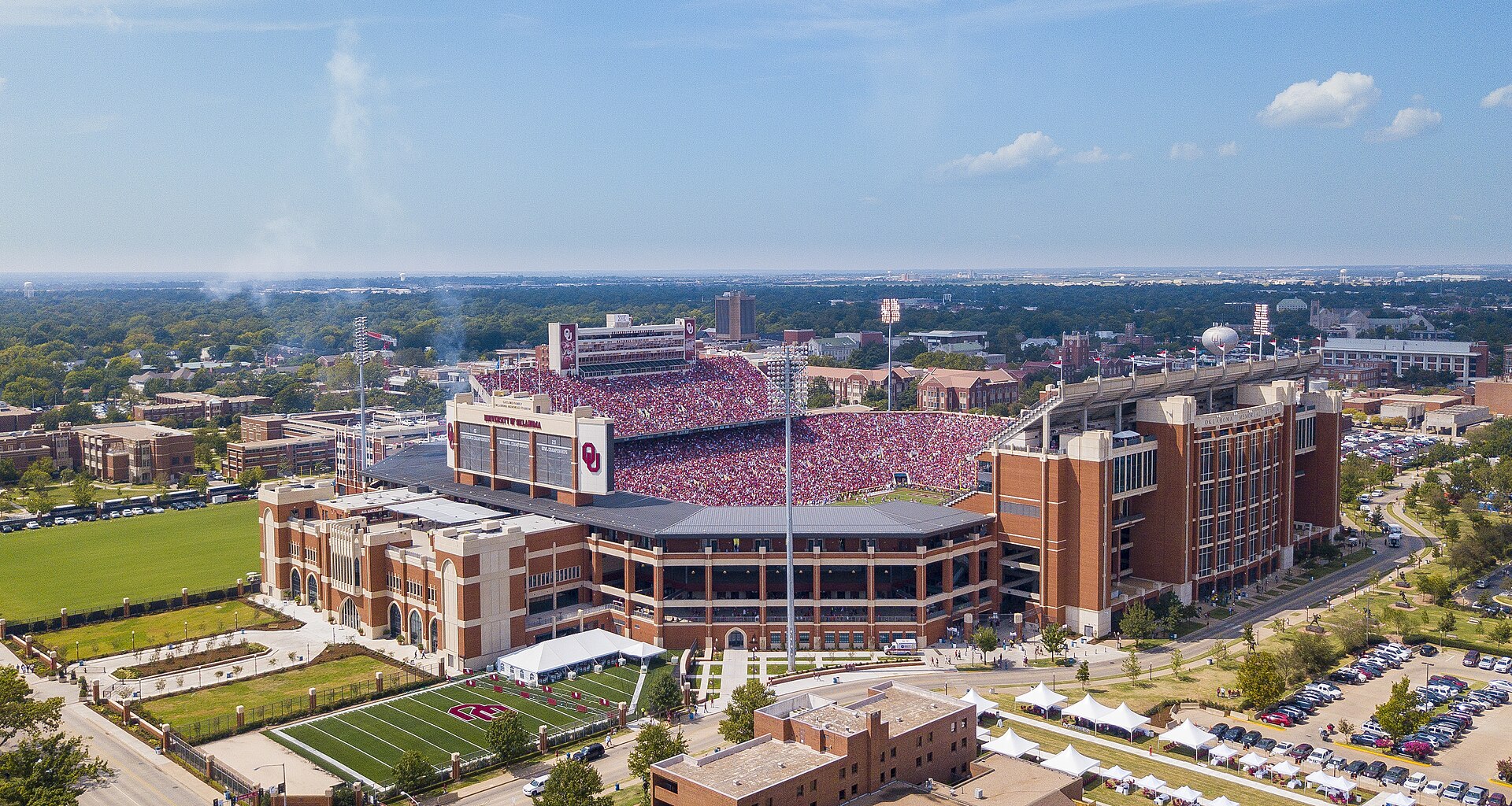Imagem de referência de Gaylord Family Oklahoma Memorial Stadium, descrito nos dados abertos como estádio em Oklahoma, Estados Unidos