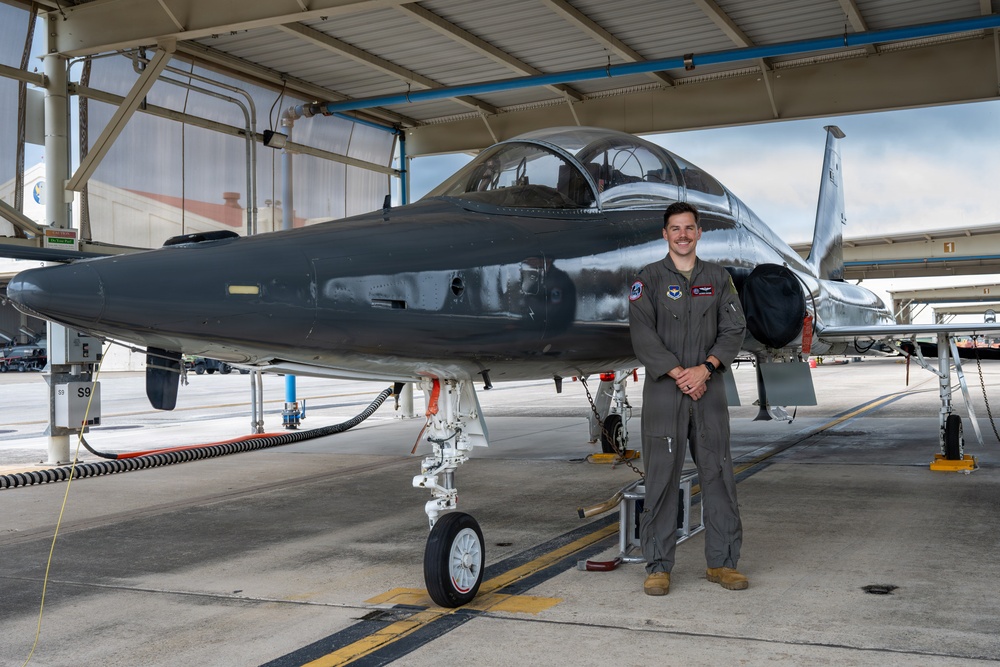 Imagem relacionada à notícia: EUA Piloto da Força Aérea continua a tradição em seu próprio caminho