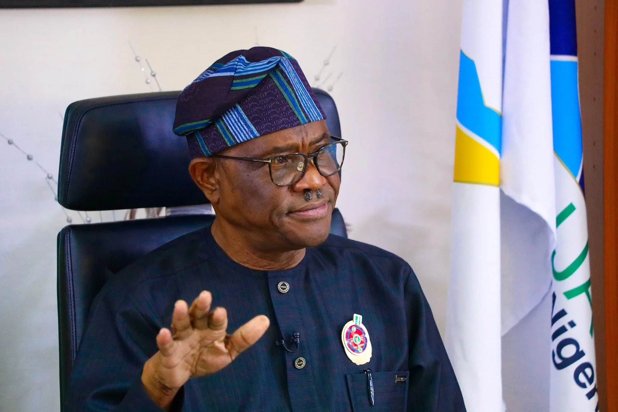 Imagem da matéria: Mc Monica marca os 33 anos de idade ao devolver à sociedade, doa materiais escolares para 1.000 crianças em todo o estado de Enugu