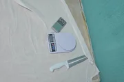 No local, diversos itens utilizados para o comércio das drogas
