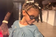 Mavie, filha de Bruna Biancardi e Neymar, posa de óculos escuros