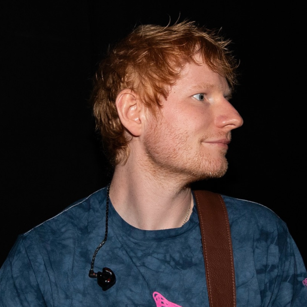 Quem é o empresário bilionário que está no centro da polêmica da turnê de Ed Sheeran?