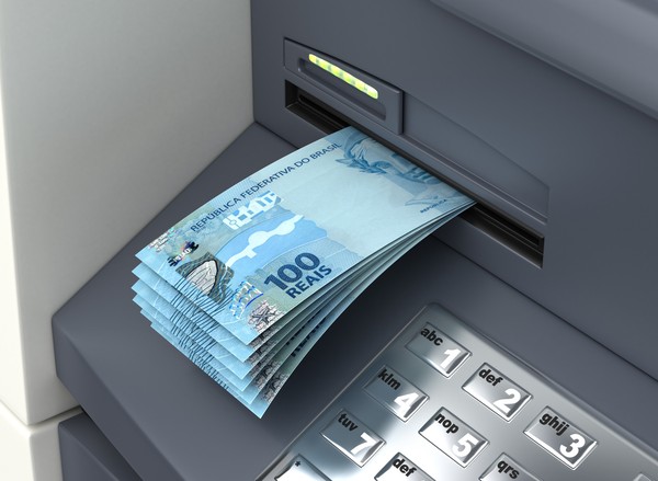 Enquanto endividamento aumenta, procura da baixa renda por crédito dispara 40%
