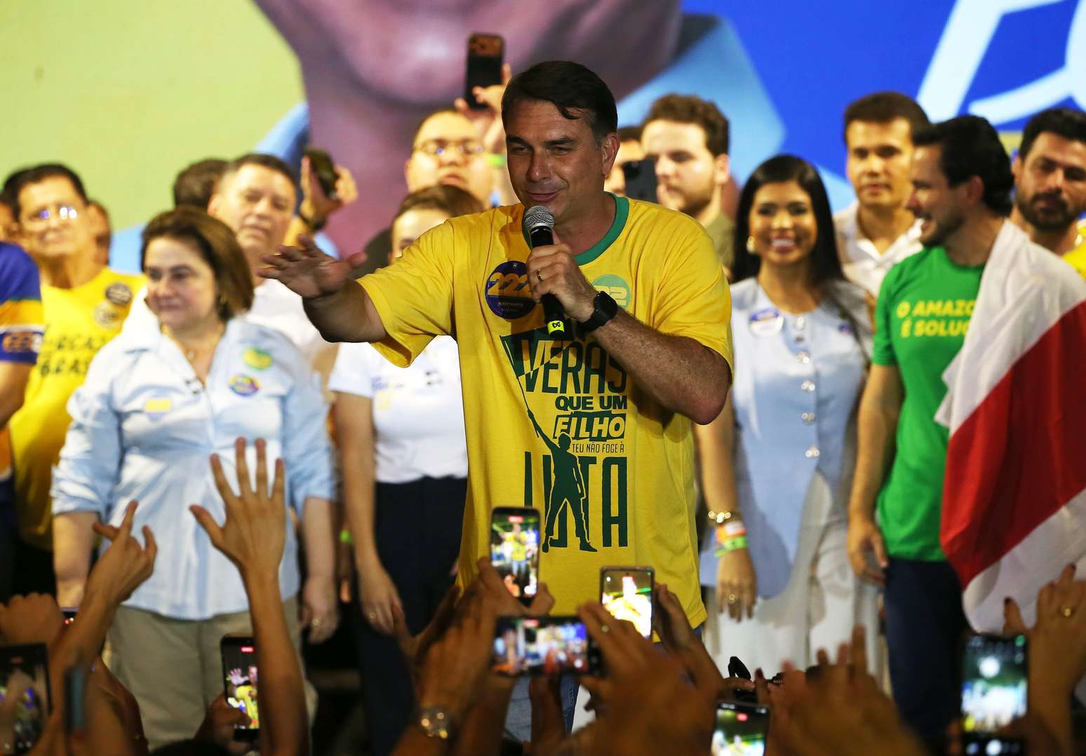 O candidato &agrave; Presid&ecirc;ncia da Rep&uacute;blica pelo PL, Fl&aacute;vio Bolsonaro (c), acompanhado por apoiadores locais, durante com&iacute;cio de campanha realizado na cidade de Manaus (AM), nesta sexta- feira, 11 de setembro de 2026.