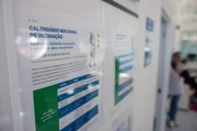 A vacina materna contribui para que o bebê receba uma proteção robusta pelos anticorpos produzidos pela mãe, que lhe são transferidos no ventre materno através da placenta e, mais tarde, pela amamentação, funcionando como um reforço para suas defesas