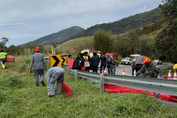 Ônibus que caiu em ribanceira levava romeiros à Aparecida. Seis morreram