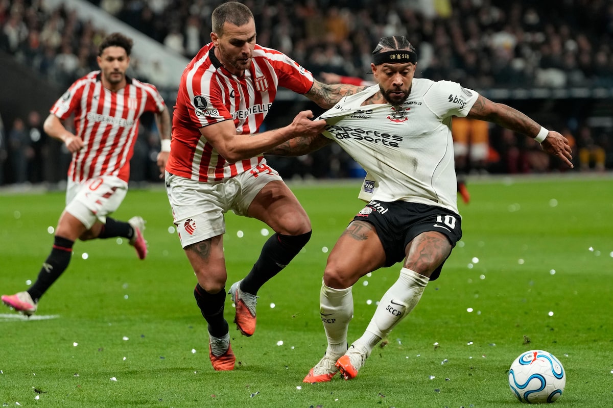 Corinthians sente peso da Libertadores e Memphis sela queda para o Estudiantes ao isolar pênalti