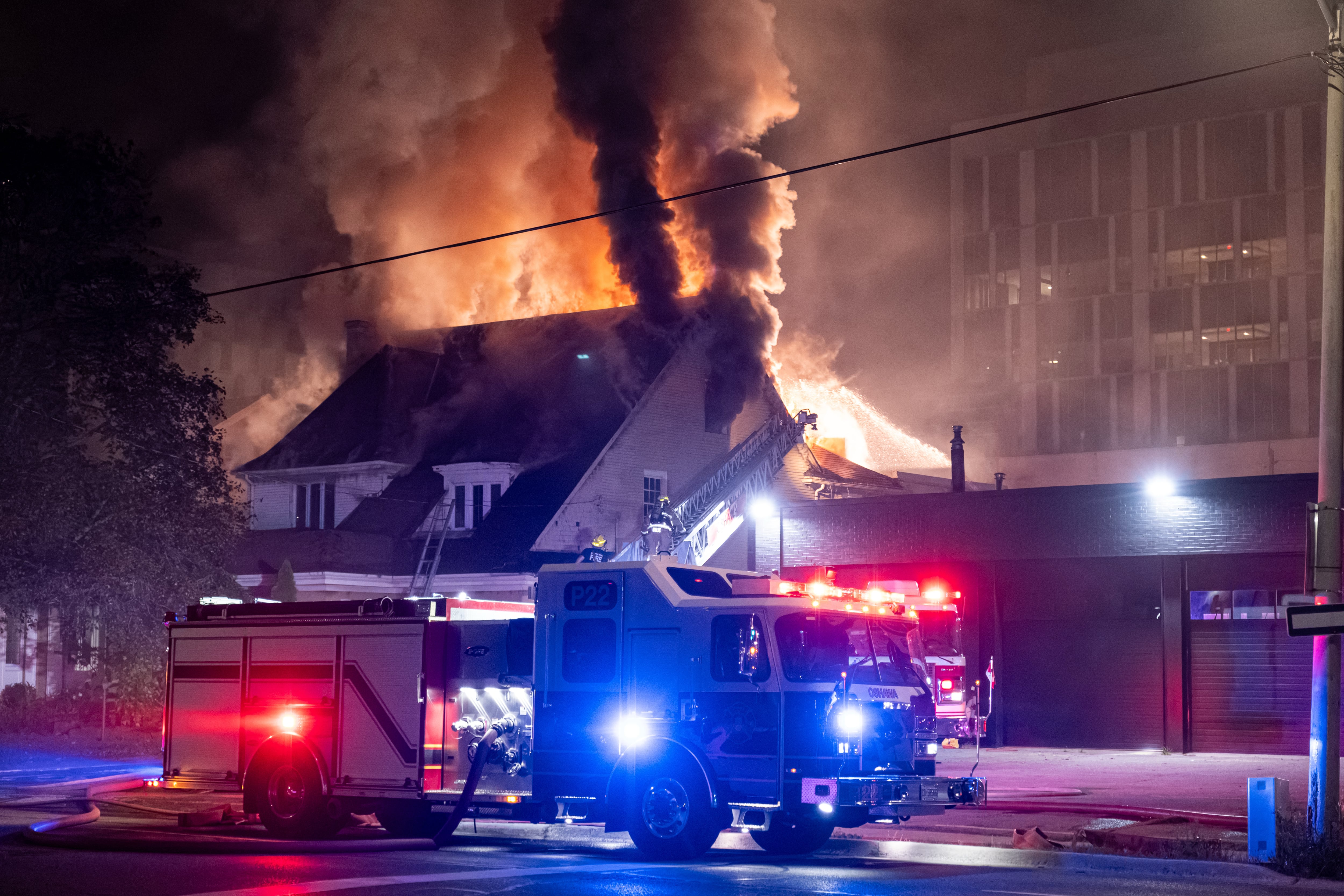 Busca em andamento pelos suspeitos após o crematório de Oshawa ser intencionalmente incendiado: polícia de Durham