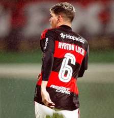 Foto: Adriano Fontes / Flamengo - Legenda: Ayrton Lucas jogou apenas quatro minutos contra o Bragantino. Saiu com lesão na coxa direita / Jogada10