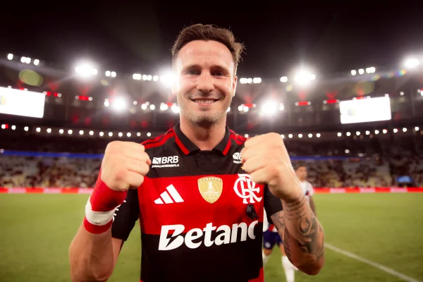 Saúl, do Flamengo, viraliza com músicas de teor sexual nas redes sociais