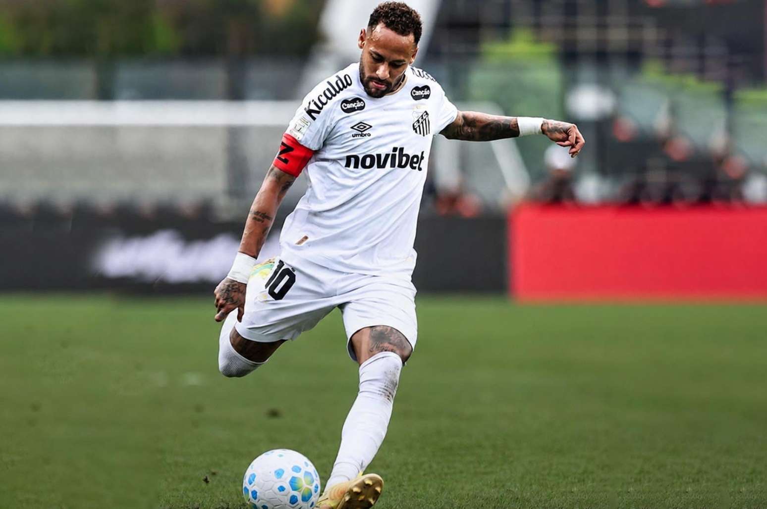 Neymar participou de dois gols contra o Vasco, jogo que abriu a s&eacute;rie sem perder do Peixe &ndash;
