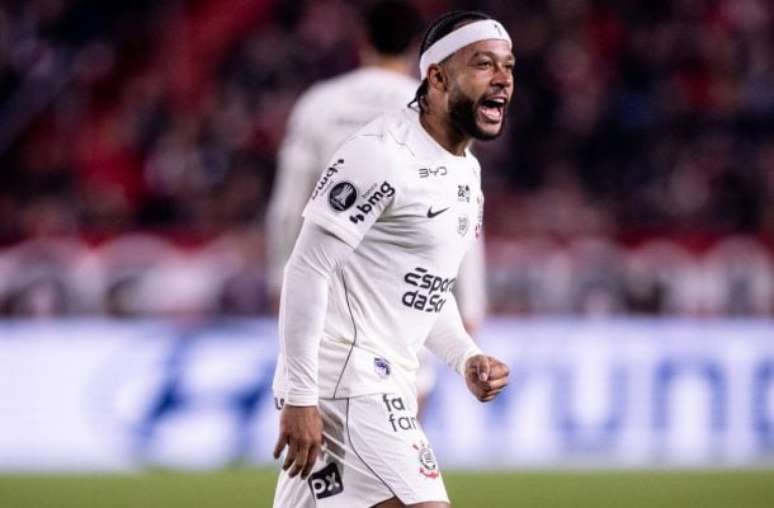Estudiantes pede suspensão de Memphis Depay por gesto obsceno
