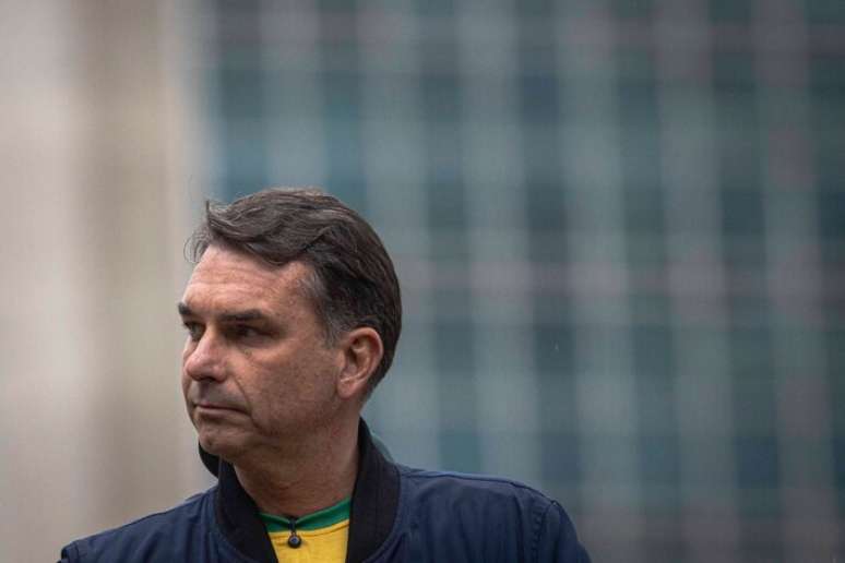 Flávio Bolsonaro confirma ida ao debate da Globo e diz: ‘Quero debater com Lula’