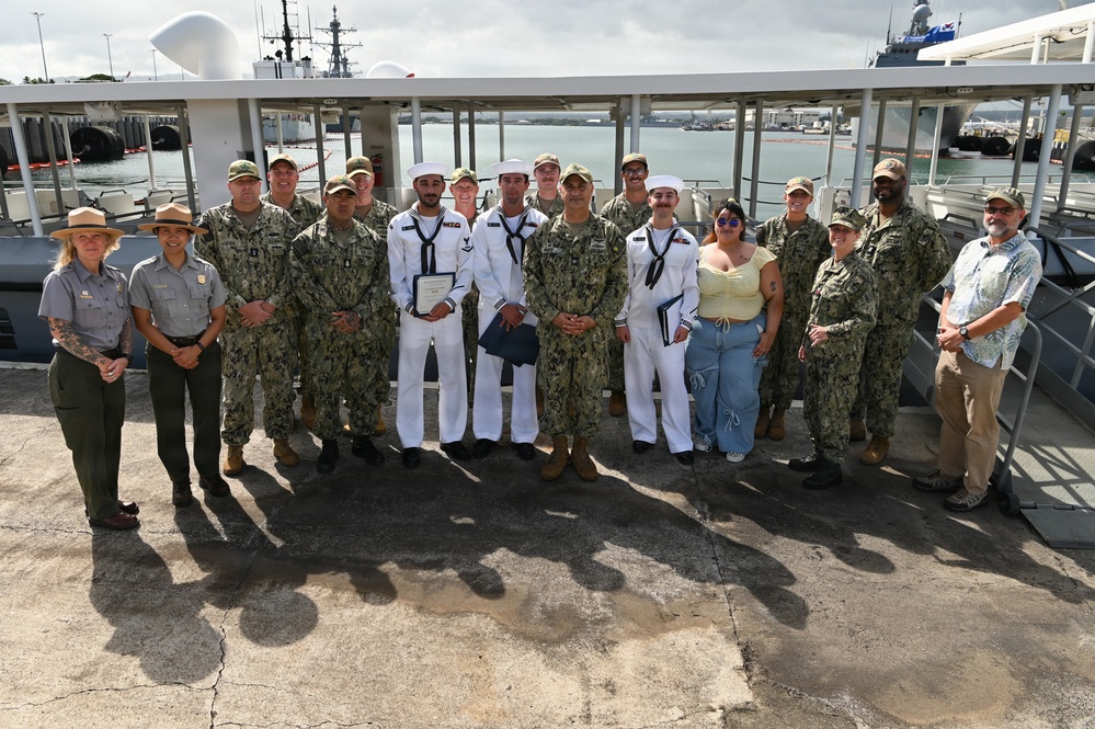 Imagem relacionada à notícia: USS Arizona Destaque de barcos Sailors ganhar Marinha Ceremonia Duty Ribbon