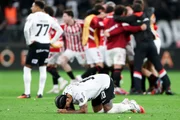 Corinthians, de Depay, foi eliminado pelo Estudiantes nas quartas da Copa Libertadores.