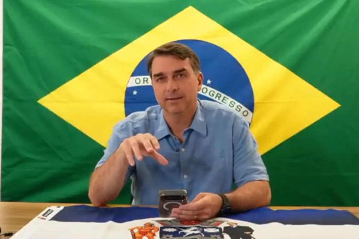 Campanha de Flávio evita confronto com Bolsa Família e mira debate fiscal