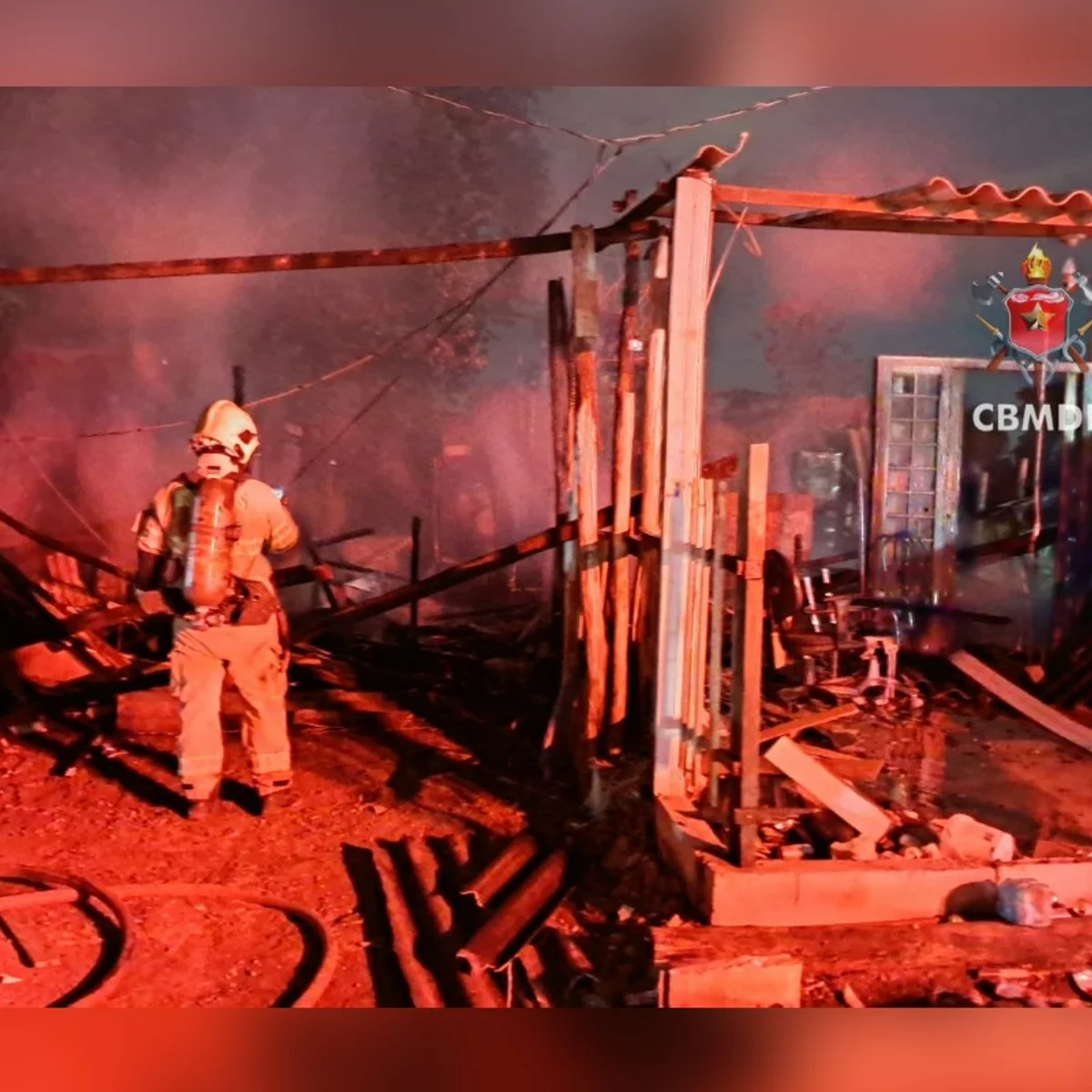 Bombeiros combatem incêndios em assentamento e galpão no DF