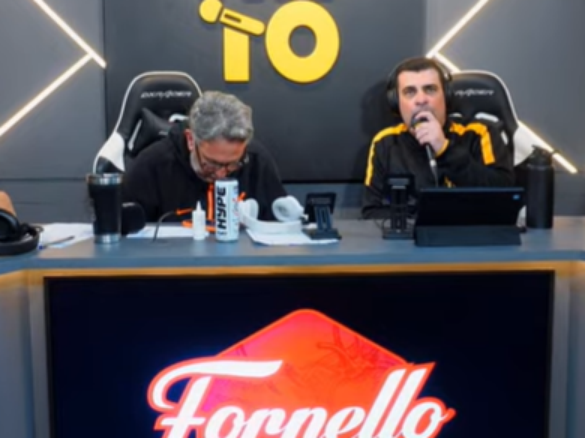 A reação de Neto após Memphis Depay perder pênalti