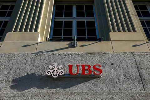 Bancos estrangeiros manifestaram interesse em fusão com a UBS, segundo relatórios de jornal suíço.