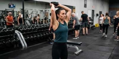 O Pilates pode exigir bastante dos braços, principalmente em exercícios de sustentação e estabilização. Foto: Imagem gerada por inteligência artificial / Catraca Livre