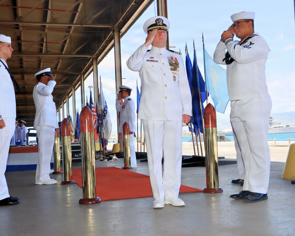 Imagem relacionada à notícia: NAVSUP FLC Pearl Harbor acolhe o novo comandante durante a cerimônia de mudança de comando