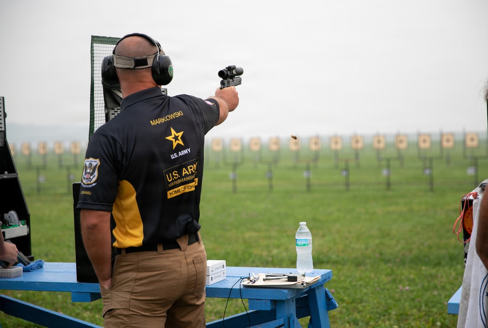 Imagem relacionada à notícia: Mês do Pistol do Serviço USAMU em Ohio destaca a habilidade, a colaboração e a excelência competitiva