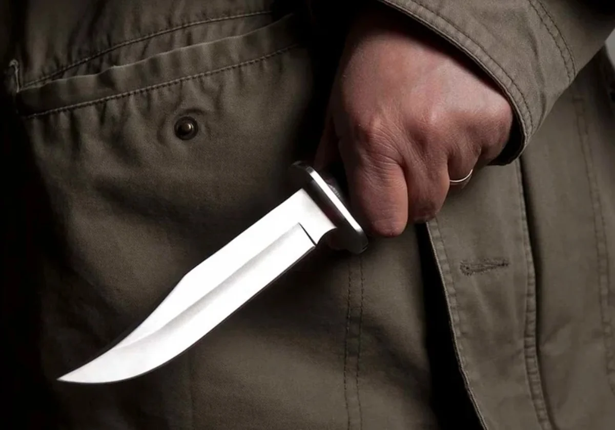 Homem segura uma faca na mão - Metrópoles