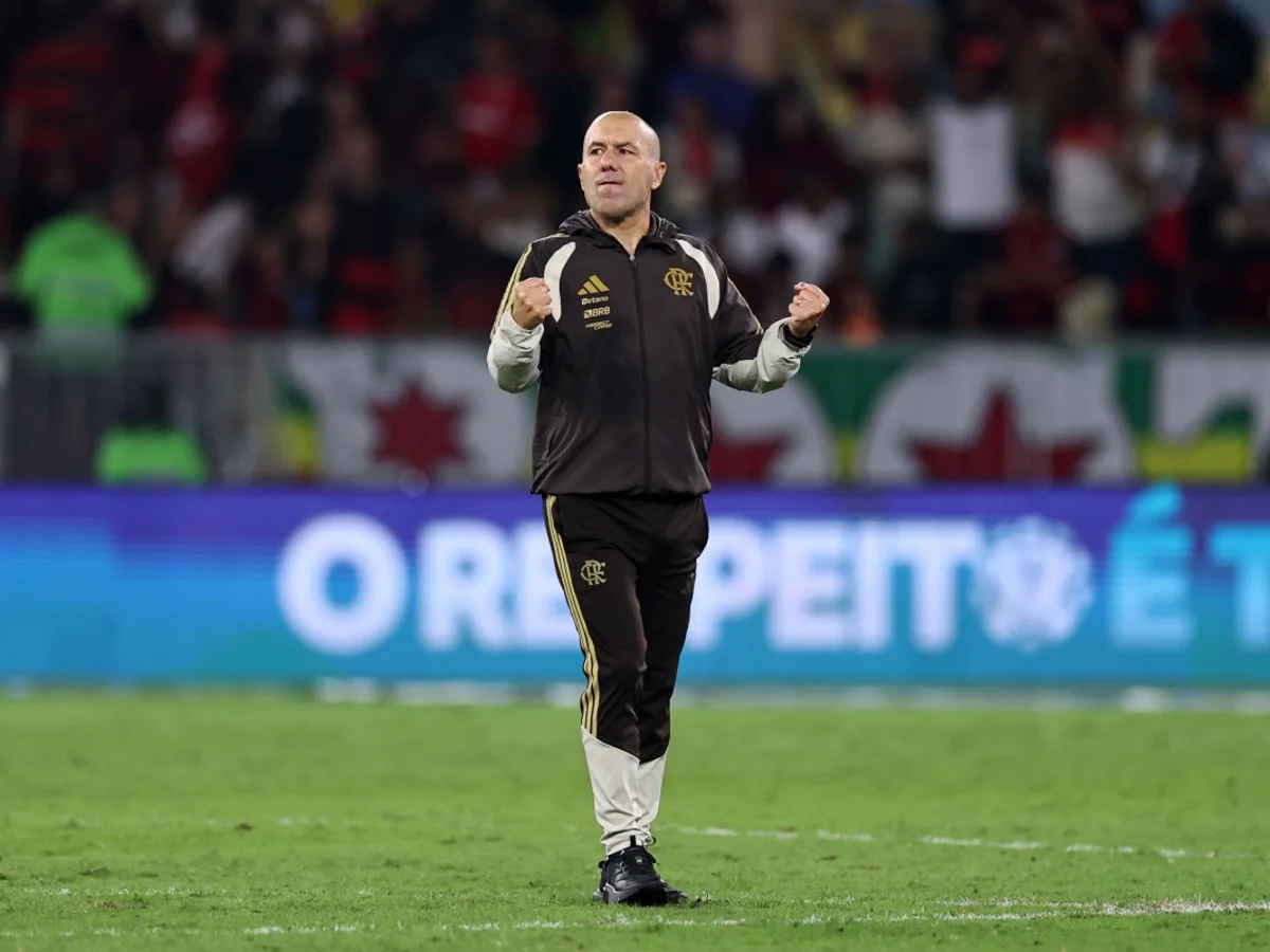 Leonardo Jardim elogia torcida do Flamengo e critica gramado do Maracanã