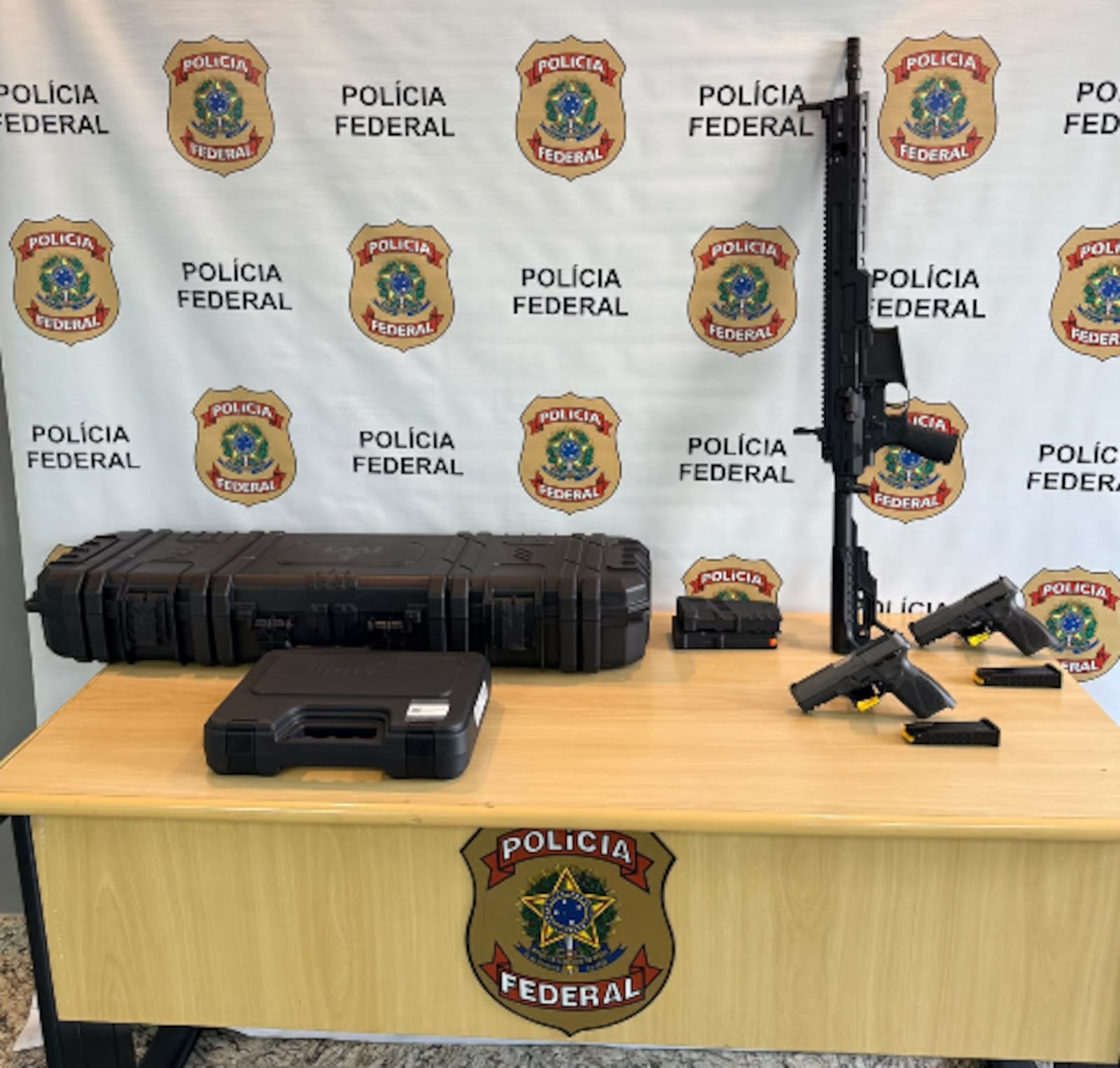 PF contabiliza dez fuzis e sete pistolas apreendidos desde o início da operação Reprodução/Polícia Federal