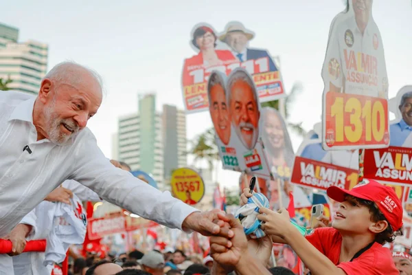Lula ganha fôlego em pesquisas e deve evitar debate às vésperas do 1º turno