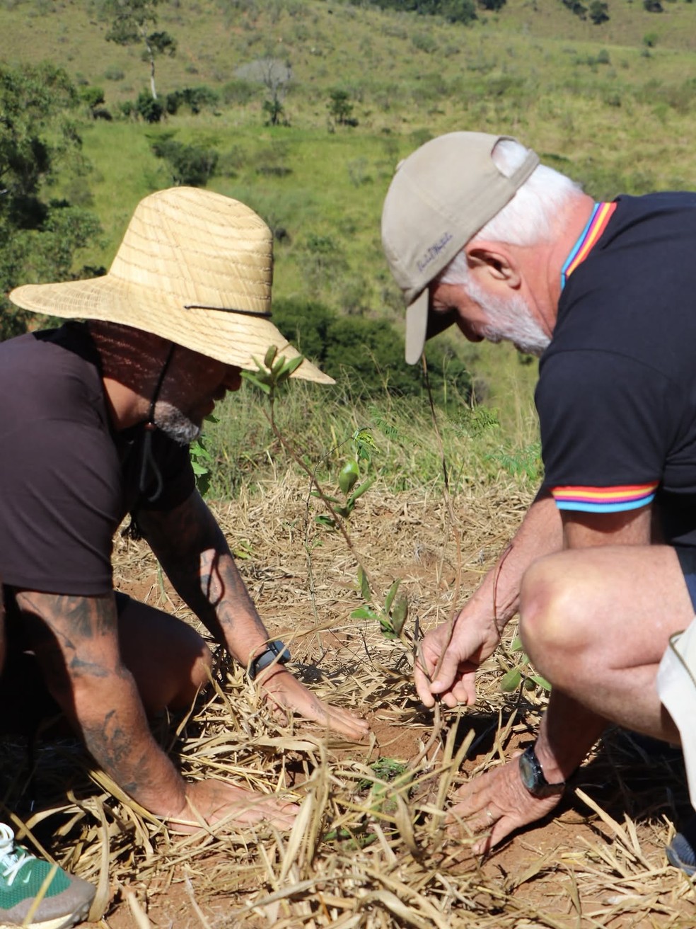 Pai de Bruno Gagliasso é velado no Rio; familiares e amigos se despedem