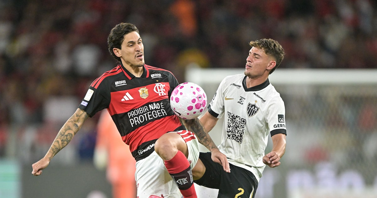 Flamengo faz de pênalti no último minuto, vence o Atlético-MG e retoma a ponta do Brasileirão