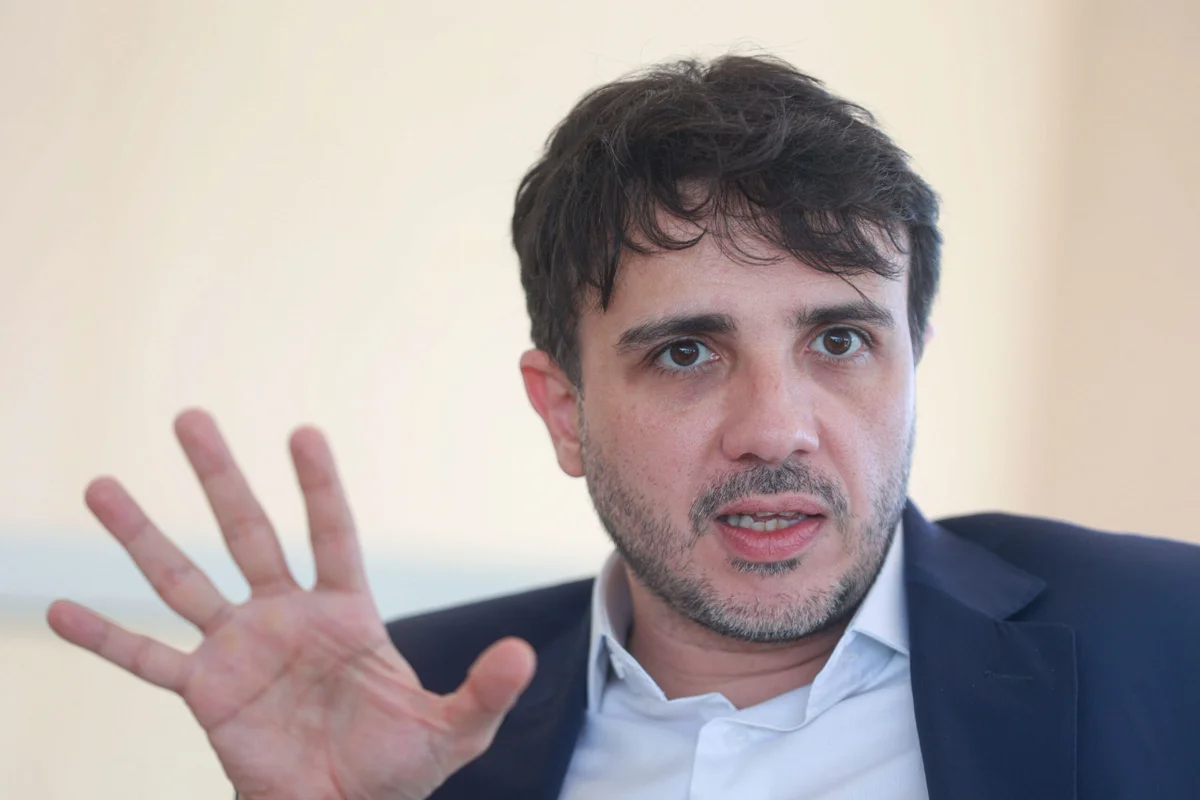 Renan Santos diz que suposta fuga de Flávio Bolsonaro era "caminho natural"
