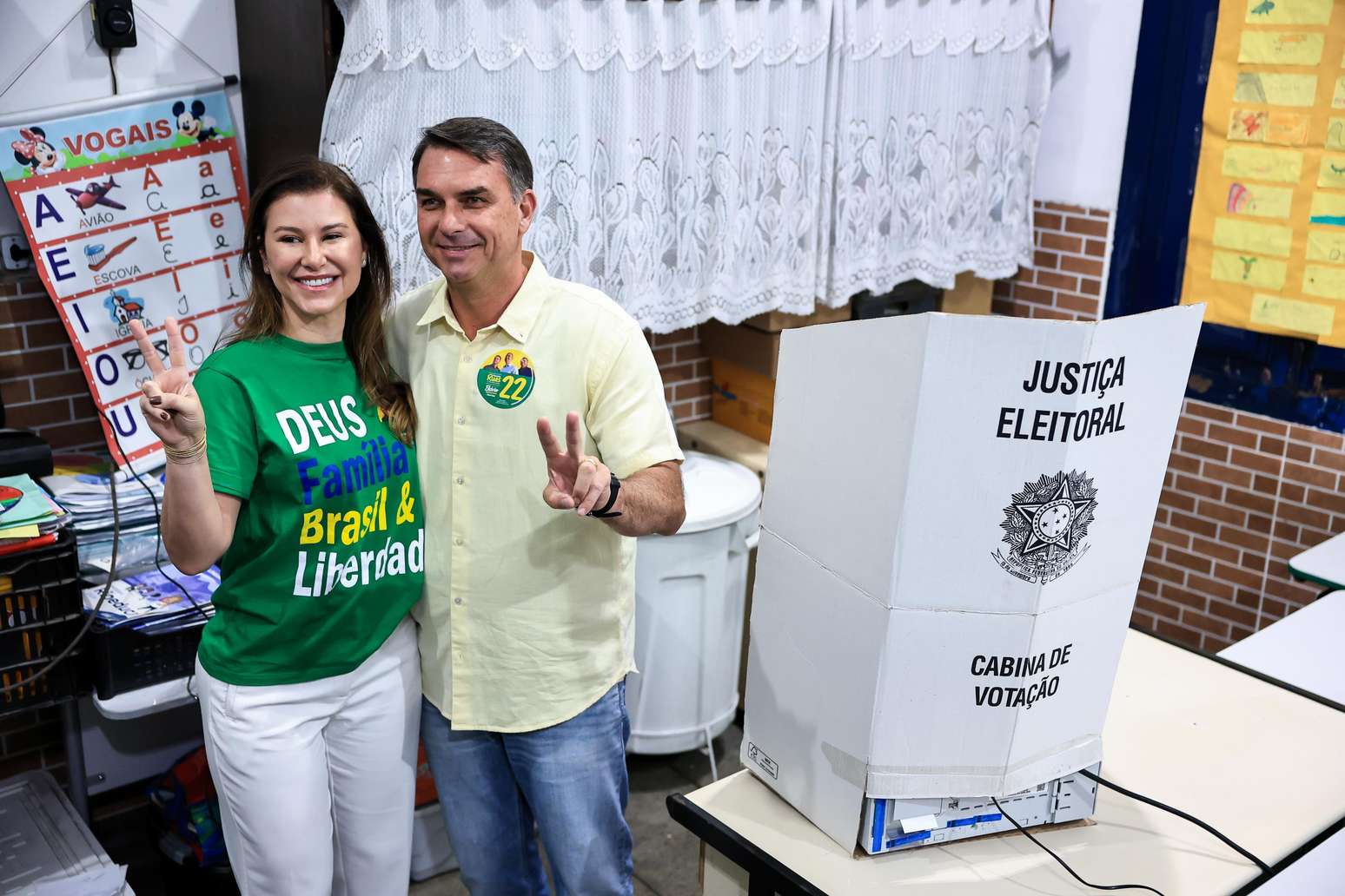 Fl&aacute;vio Bolsonaro, candidato &agrave; presid&ecirc;ncia pelo Partido Liberal, e sua esposa, Fernanda Bolsonaro, posam para a imprensa durante o dia da elei&ccedil;&atilde;o geral, em 4 de outubro de 2026, no Rio de Janeiro.