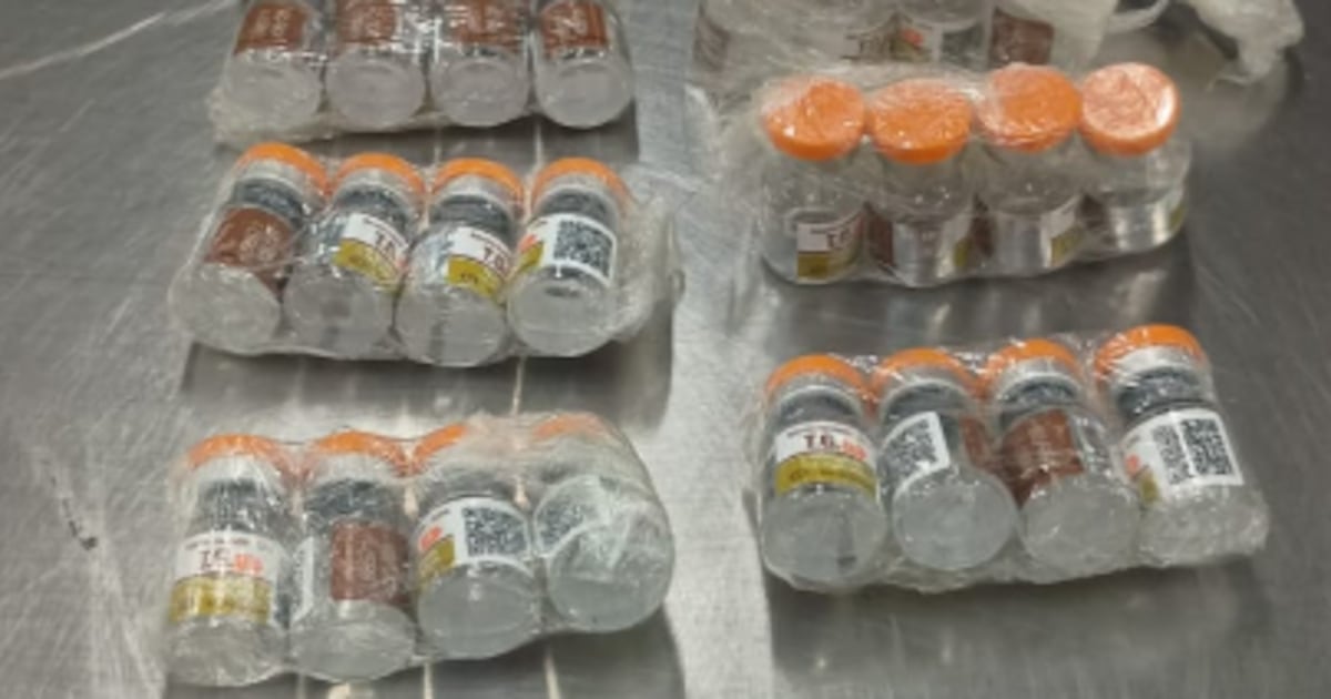 Mulher é presa com 40 frascos de tirzepatida importados ilegalmente no Galeão, no Rio