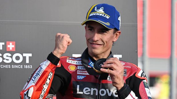 Ducati Lenovo Team rider Marc Marquez of Spain shows off his gold medal on the podium of the sprint race of MotoGP Japanese Grand Prix at the Mobility Resort Motegi in Motegi, Tochigi prefecture on October 3, 2026. (Photo by Toshifumi KITAMURA / AFP)