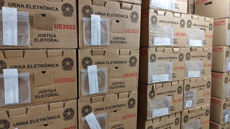 Como mais de 560 mil urnas chegam aos locais de votação em 2026?