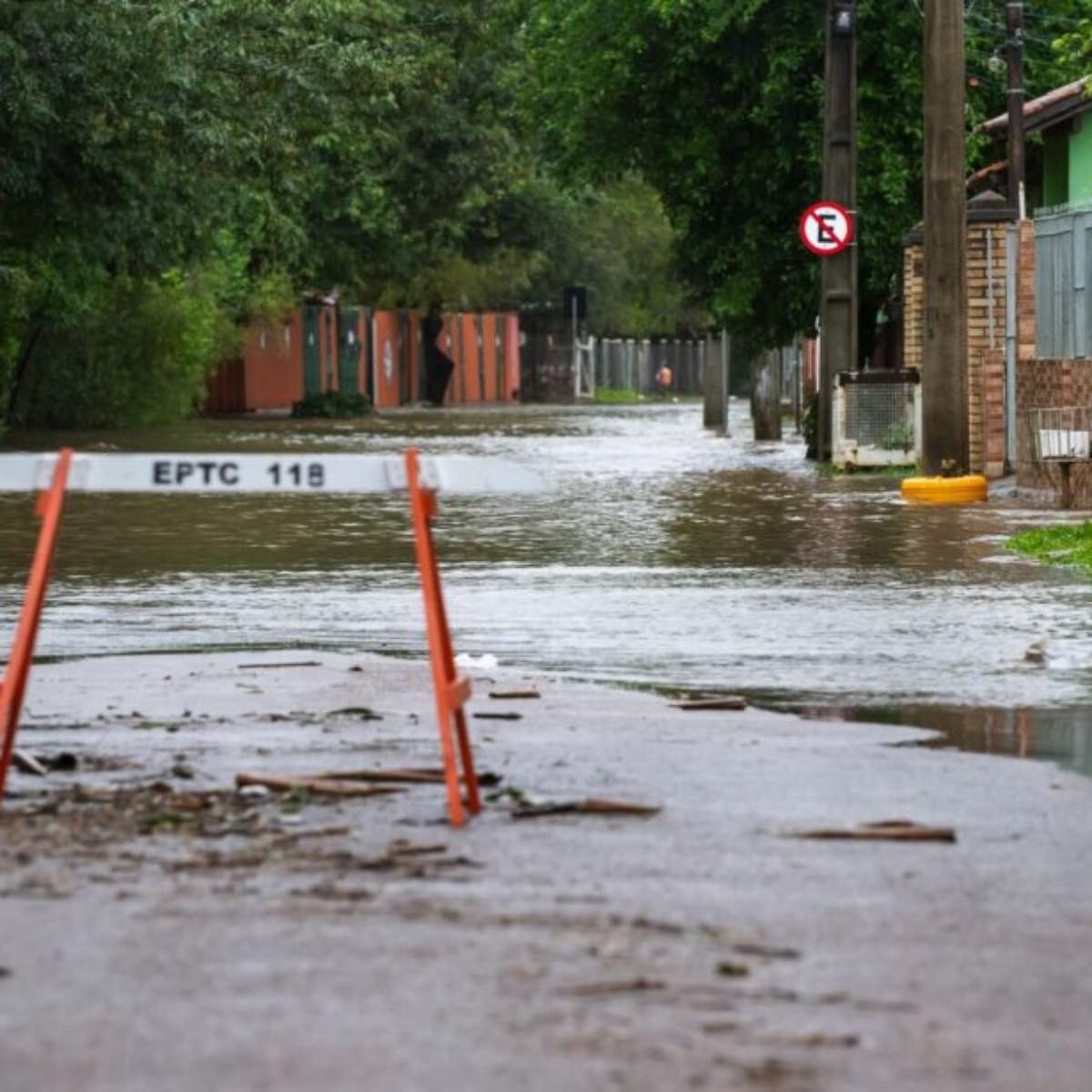 Defesa Civil emite alerta vermelho para risco de inundação no Guaíba em Porto Alegre