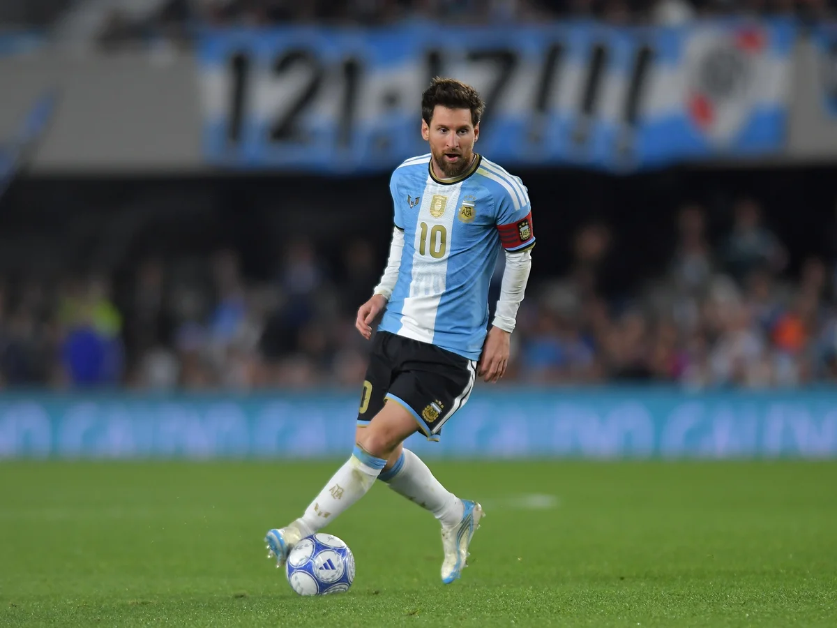 Em jogo de despedida, Messi marca de pênalti contra o Benin. Confira