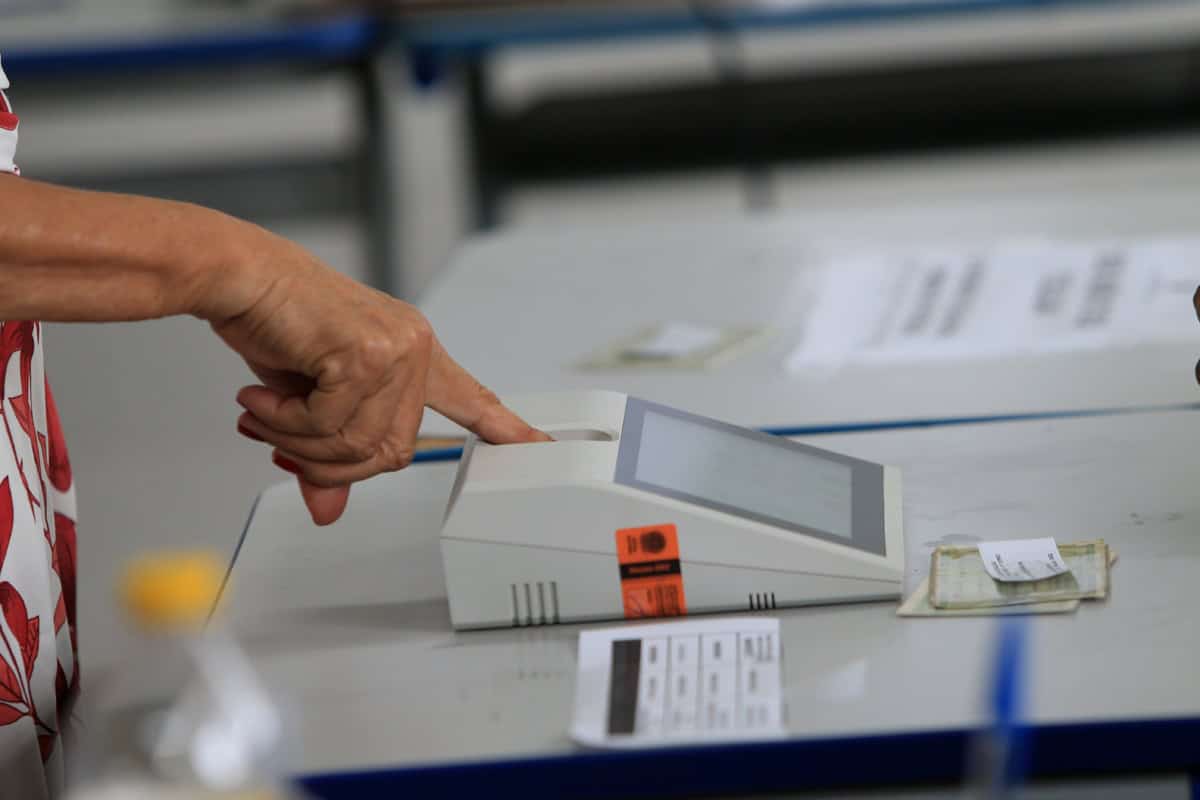 Eleitor fazendo a biometria para poder votar