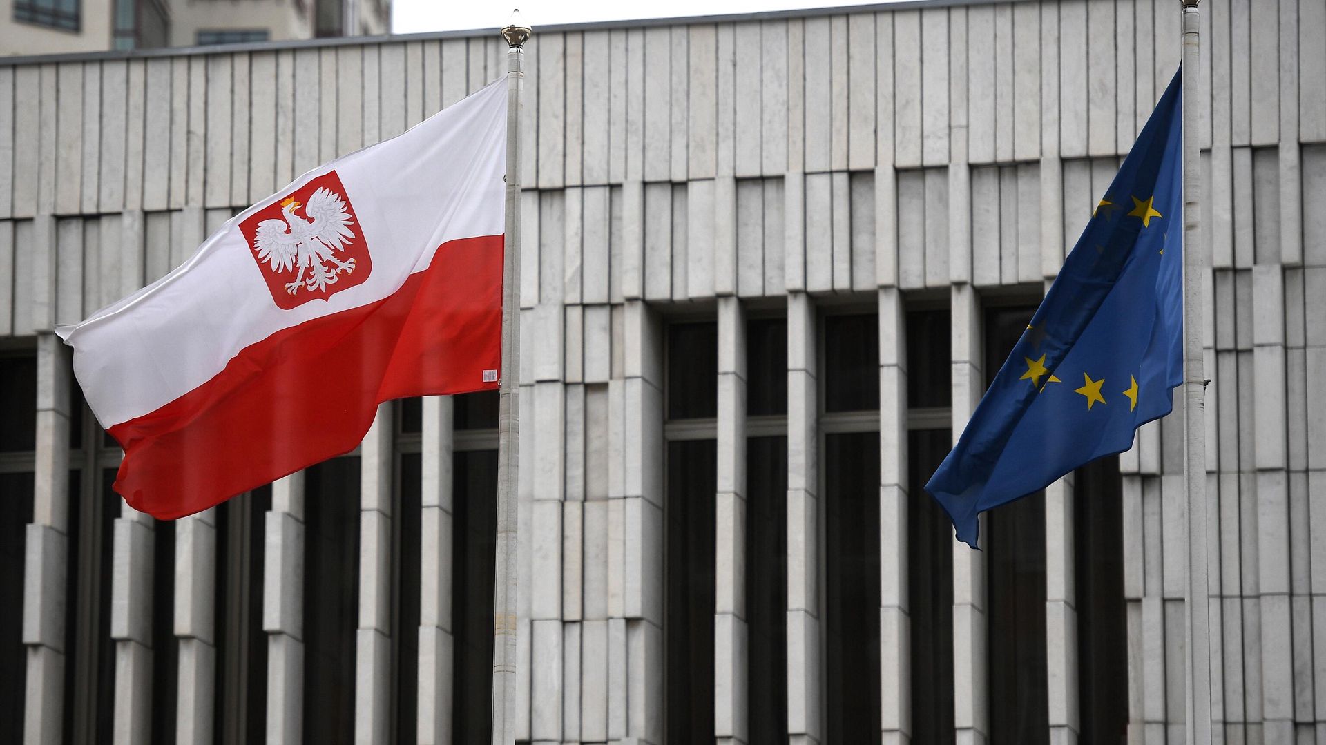 Deputados do PiS polonês exigiram esclarecimentos sobre o centro 'Azov' em Varsóvia