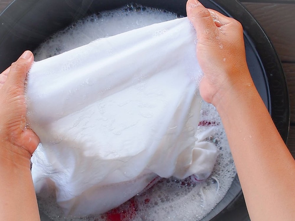 Existem produtos que podem ajudar a clarear as roupas brancas encardidas — Foto: Reprodução/Electrolux