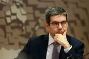 Randolfe Rodrigues aponta isenção na condução de Adnré Fernandes nos inquéritos sobre frauides ao INSS e no Caso Master