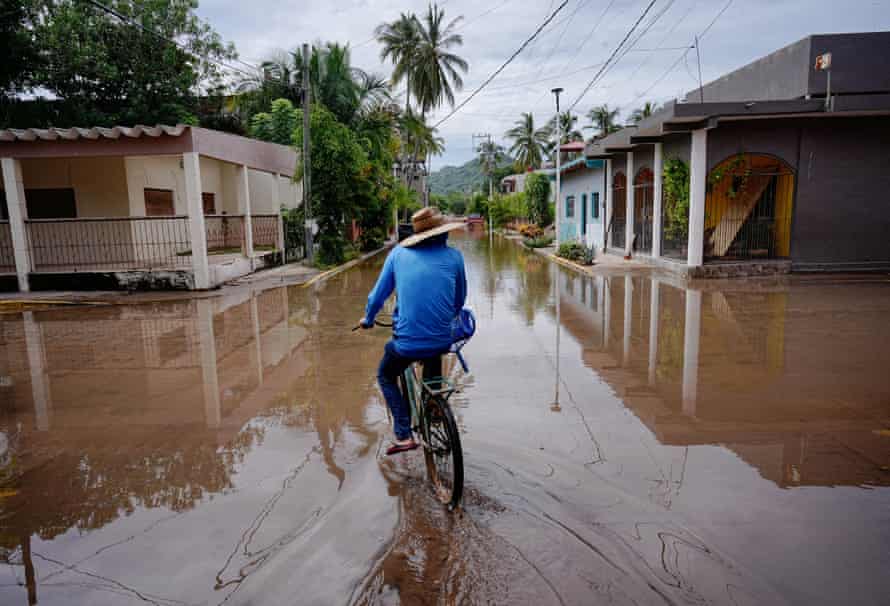 O furacão Simon e a tempestade tropical Rachel mataram cinco pessoas na costa do Pacífico do México.