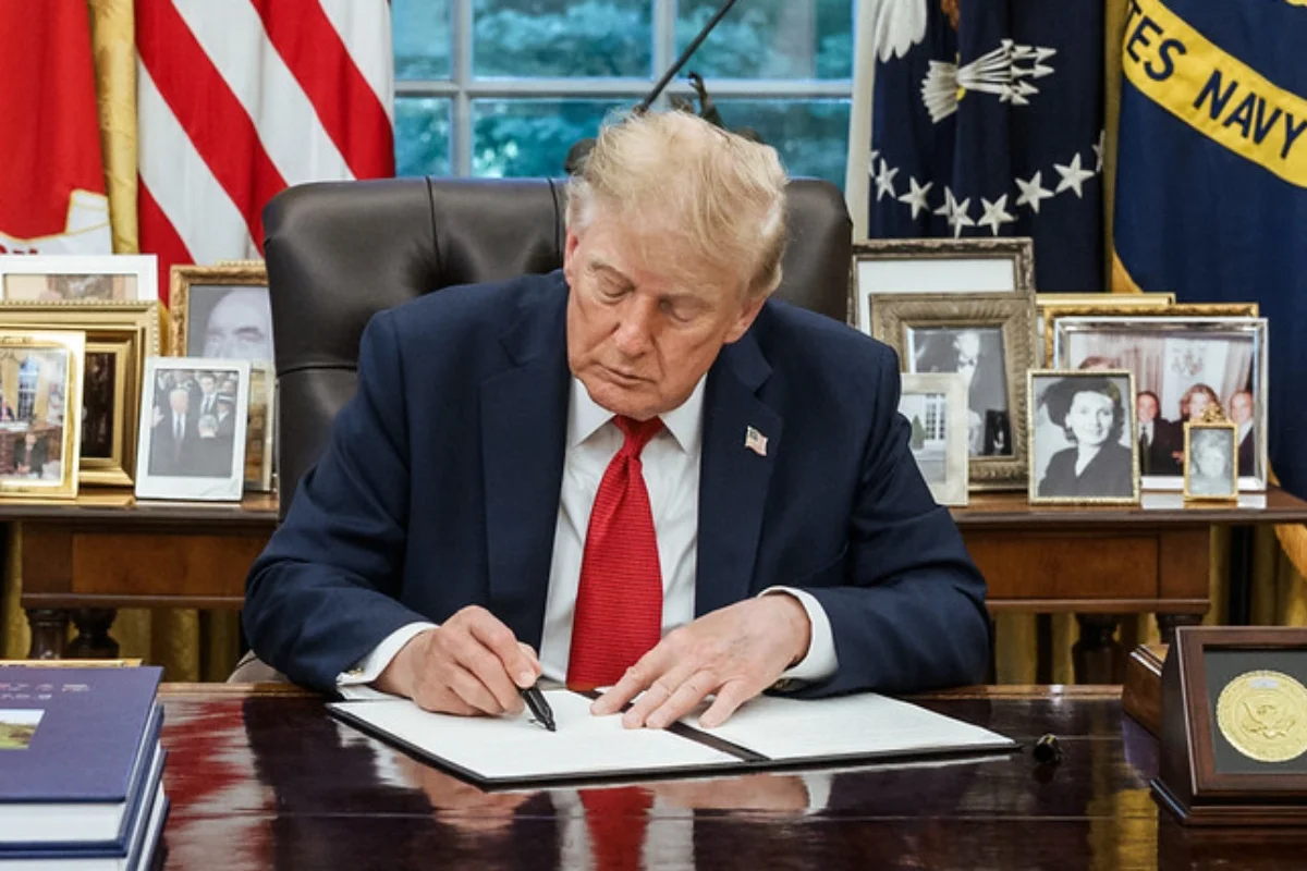 Imagem da matéria: Trump aprova fuzilamento de autor de massacre em base militar dos EUA