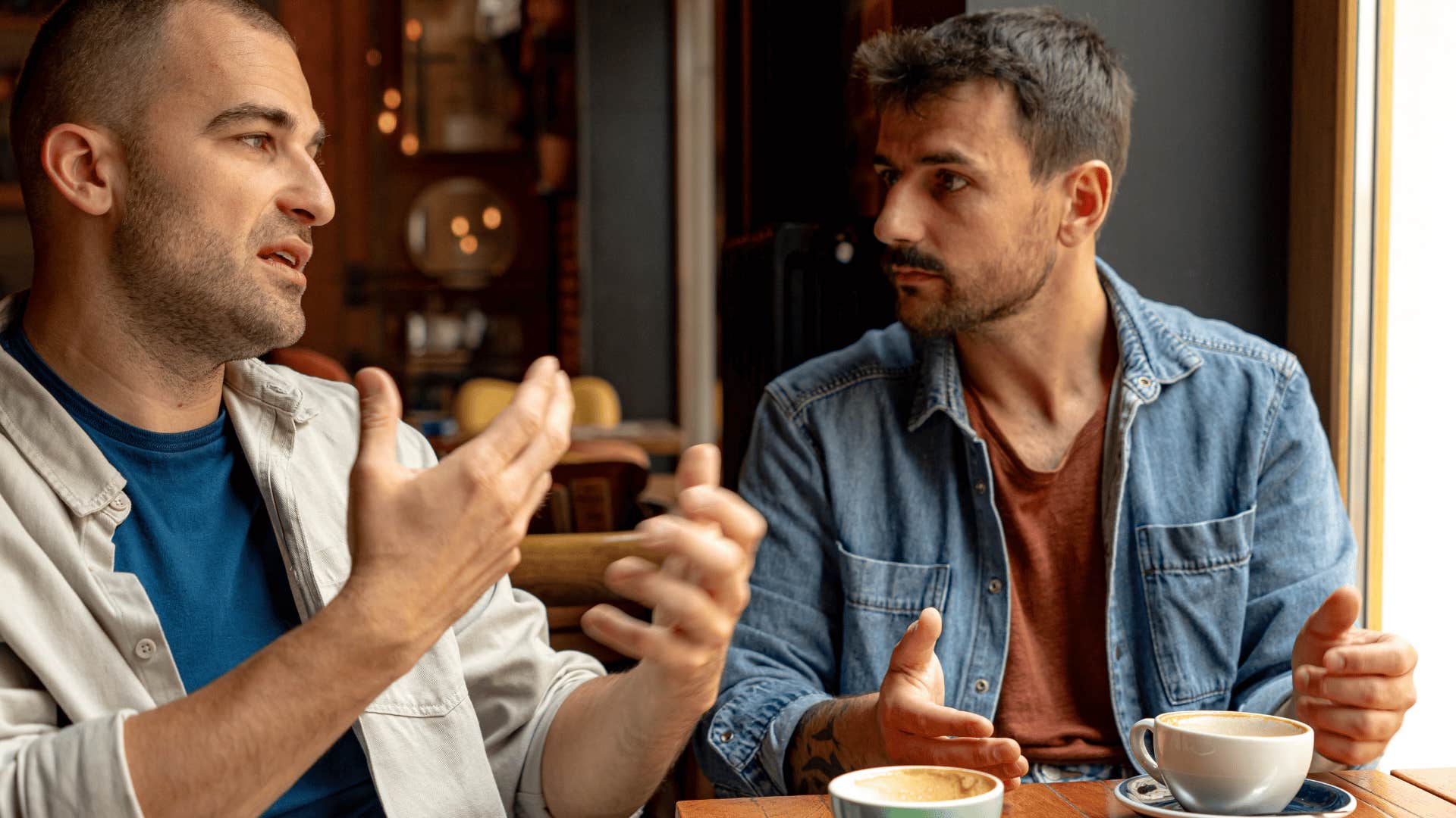 Pessoas com energia zero para falsos amigos geralmente dizem 9 frases na conversa cotidiana